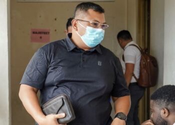 AZMI Ali hadir di Mahkamah Majistret Petaling Jaya bagi pertuduhan memikat isteri orang. - FOTO/FARIZ RUSADIO