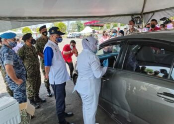 Ismail Sabri Yaakob (dua kanan) meninjuau proses vaksinasi pandu lalu Tentera Darat Malaysia di Kem Tentera Lok Kawi hari ini