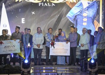 TUNKU Azizah Aminah Maimunah Iskandariah berkenan menyampaikan anugerah Sulaiman Abd Ghani kepada Penjara Penor, Ahmad Firdaus Razali (lima, kiri) dan Mohd. Shahrul Amir Muda (tiga, kanan) ketika Majlis Anugerah Kreatif 2022 Jabatan Penjara Malaysia di Sepang Selangor. -UTUSAN/FAIZ ALIF AHMAD ZUBIR