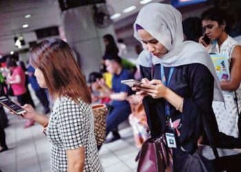 SEBANYAK 99.3 peratus rakyat Malaysia mempunyai akses kepada telefon bimbit atau telefon pintar. – GAMBAR HIASAN