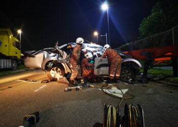 KEADAAN kenderaan pacuan empat roda dipandu seorang pemuda yang remuk selepas merempuh sebuah treler di Taman Pasir Putih, Pasir Gudang, Johor.