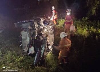 KEADAAN kereta mangsa yang remuk selepas terbalik dalam kemalangan di Jalan Bukit Rotan di Kuala Selangor, Selangor, semalam.
