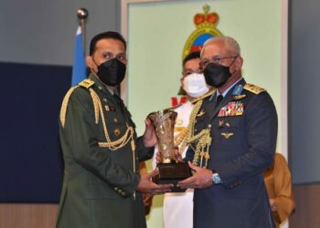AFFENDI Buang menyampaikan Anugerah Peserta Kursus Terbaik Keseluruhan kepada Leftenan Kolonel Ir. Suthan Venkatachalam (kiri) pada Majlis Graduasi dan Penyampaian Diploma Maktab pertahanan Angkatan Tentera (MPAT) siri 41/2021 di Pusat Pengajian Pertahanan Nasional (PUSPAHANAS) di Putrajaya. - UTUSAN/FAISOL MUSTAFA