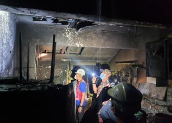 KEADAAN rumah teres yang terbakar hingga menyebabkan seorang penghuninya meninggal dunia di Kampung Padang Perdana, Jalan Sungai Lembing, di Kuantan, Pahang. - IHSAN JBPM PAHANG