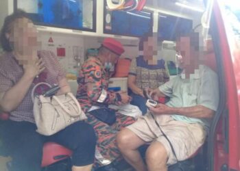 TIGA warga emas dibantu anggota Unit Bantuan Perkhidmatan Kecemasan (EMRS) mendapatkan rawatan  selepas kediaman mereka di Flat Mawar, Jalan Loke Yew, Kuala Lumpur, terbakar.- IHSAN BOMBA