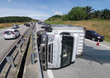  SEBUAH lori yang terbalik dalam kemalangan di Kilometer 24.1 Lebuhraya Seremban-Port Dickson petang tadi menyebabkan kesesakan teruk di lebuh raya berkenaan. - UTUSAN/MOHD. SHAHJEHAN MAAMIN