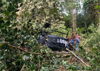 KEADAAN helikopter terhempas di
Hutan Simpan Chikus



KEADAAN helikopter Eurocopter EC120B yang terhempas setelah dilaporkan hilang dari radar selepas berlepas dari Lapangan Terbang Sultan Abdul Aziz Shah, Subang semalam.
Helikopter itu ditemukan di Hutan Simpan Chikus dekat Tapah oleh pasukan mencari dan menyelamat pagi ini. - UTUSAN/IHSAN PDRM