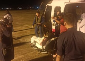 AFIKA Abu Bakar (tengah) diterbangkan dalam satu penerbangan ihsan oleh Maritim Malaysia dari Klinik Kesihatan Tekek, Pulau Tioman, Rompin ke HTAA di Kuantan, Pahang. - FOTO IHSAN MARITIM MALAYSIA PAHANG.