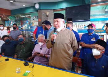 AHMAD Zahid Hamidi ketika berucap selepas Laili Yusof mengumumkan keluar Bersatu di Endau, Mersing, hari ini.