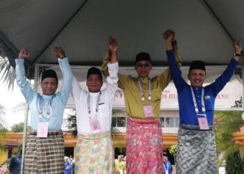 DARI kanan: Rozi Mamat, Rosol Wahid, Mohd. Khadri Abdullah dan Alias Ismail mengangkat tangan pada penamaan calon Parlimen Hulu Terengganu di Kuala Berang,  Hulu Terengganu. - UTUSAN/NOOR HAYATI MAMAT