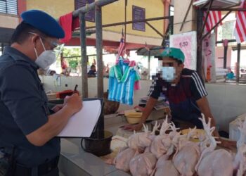 PEGAWAI penguat kuasa Kementerian Perdagangan Dalam Negeri dan Hal Ehwal Pengguna Terengganu memeriksa harga ayam di pasar-pasar di Terengganu, hari ini.