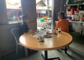 DUA pelanggan dikompaun RM2,000 setiap seorang kerana bersarapan di sebuah kedai kopi di Cukai, Kemaman, Terengganu, hari ini.