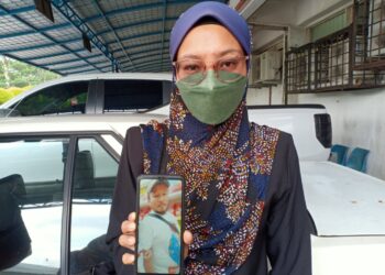 RUSHILA Roslan menunjukkan gambar Allahyarham Mohamad Nor Safuan yang maut dalam kemalangan di Jalan Seremban-Kuala Pilah, Negeri Sembilan - UTUSAN/ZAKKINA WATI AHMAD TARMIZI