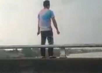 TANGKAP layar daripada rakaman video menunjukkan seorang lelaki cuba untuk terjun dari atas Jambatan Sultan Mahmud, Kuala Terengganu, semalam. - MEDIA SOSIAL