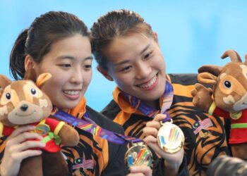PENERJUN negara, Wendy Ng (kiri) dan Ong Ker Ying bersama pingat emas yang dimenangi dalam acara 3 meter papan anjal seirama wanita pada Sukan SEA 2021 di Pusat Akuatik My Dinh, Hanoi hari ini. -UTUSAN
