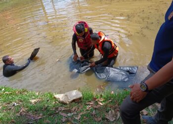 ANGGOTA bomba dan penyelamat membawa naik mayat lelaki yang ditemukan dalam kolam air di Tasik Puteri Centre Park, Batu Arang, Rawang, Selangor.
