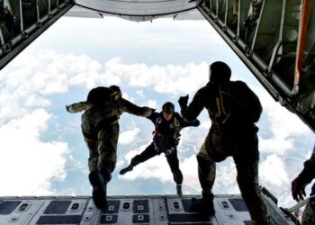 PENERJUN bebas dilepaskan pada ketinggian 10,000 kaki daripada pesawat C-130 Tentera Udara Diraja Malaysia di Kuantan, Pahang.