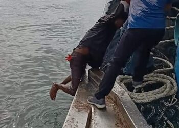 ANTARA nelayan penduduk tempatan dan warga asing dengan sebahagiannya penagih dadah ditahan polis dalam operasi di Jeti LKIM Batu Maung, Pulau Pinang.