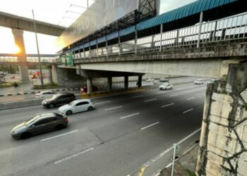 SEORANG wanita cedera selepas terjun dari jejantas di Setia Walk, Puchong petang tadi.- IHSAN POLIS