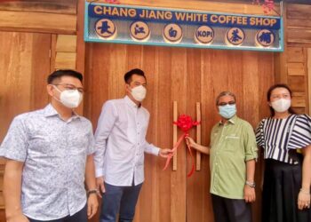 RUMAIZI Baharin (dua dari kanan) merasmikan pembukaan outlet baharu Chang Jiang White Coffee di Kompleks Bangunan Persisiran Sungai Kinta, Jalan Sultan Iskandar di Ipoh, Perak, hari ini. - UTUSAN/LIYANA RAMLI 