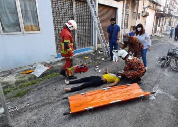 PASUKAN bomba menyelamatkan seorang lelaki yang patah kaki selepas nekad terjun dari tingkat tiga sebuah hotel terbakar di Taman Bunga Melor, Meru di Klang, Selangor, hari ini.