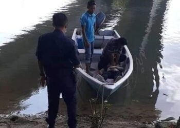 DUA nelayan membawa seorang lelaki disyaki terjun dari Jambatan Permas Jaya ke tebing sungai untuk mendapatkan bantuan susulan di Kampung Bakar Batu, Johor Bahru pagi tadi.