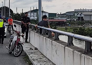 LELAKI yang cuba terjun dari jambatan di Sungai Sitiawan dalam kejadian di Lumut hari ini. - UTUSAN