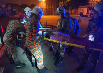 SEORANG wanita berjaya diselamatkan anggota penyelamat selepas cubaan membunuh diri dengan terjun dari jambatan Tanjung Lumpur di Kuantan, Pahang. - FOTO IHSAN JBPM PAHANG