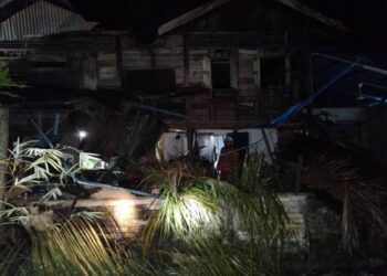 RUMAH seorang warga emas yang dihempap pokok kelapa di Jalan Bukit Kecil, Kangar, Perlis.