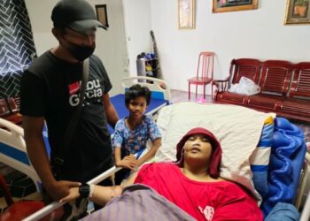 MUHAMMAD OSMAM tabah menjaga isteri yang terlantar sakit dan seorang anak OKU ketika ditemui di Rumah Rakyat Repah, Tampin, semalam. – UTUSAN/NOR AINNA HAMZAH