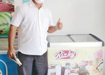 PEMILIK Rizky Aiskrim, Borhan Omar mengambil peluang meluaskan pasaran aiskrim buatan sendiri miliknya ke kedai-kedai runcit di Perlis dan Kedah selepas rentas negeri dibenarkan.
