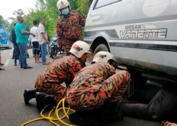 ANGGOTA bomba berusaha mengeluarkan seorang penunggang motosikal yang terperosok di bawah van dalam kemalangan di Jalan Permatang Bendahari, Kepala Batas, Pulau Pinang pagi tadi.