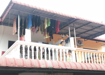 KEADAAN kanak-kanak yang tersepit kepala di celah batu balkoni rumah di Taman Samudera, Seri Manjung hari ini. - UTUSAN/JBPM PERAK