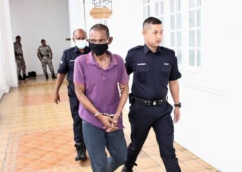 MOHAMAD Shaharudin Zakaria di Mahkamah Tinggi Ipoh hari ini pada prosiding kes membunuh jirannya yang berusia 77 tahun, tiga tahun lalu. - UTUSAN/MUHAMAD NAZREEN SYAH MUSTHAFA