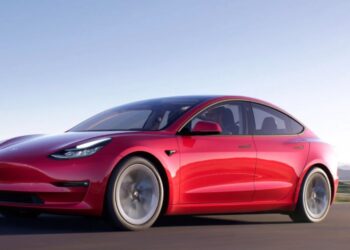 Sistem kemasukan tanpa kunci Tesla Model 3 didakwa boleh digodam oleh penjenayah. - GAMBAR HIASAN/AGENSI