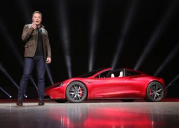 ELON Musk memberikan ucapan dalam satu majlis pelancaran model baharu Tesla. 
– AGENSI
