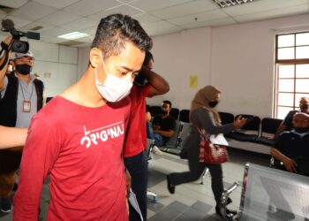 MOHAMAD Noor Faiz Md. Hairi didakwa di Mahkamah Sesyen Johor Bahru atas dua pertuduhan menikam dan mencederakan teman wanitanya, Ogos lalu.