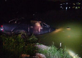 SEORANG lelaki ditemukan maut berhampiran sebuah kenderaan pacuan empat roda jenis Toyota Hilux terjunam di tasik Masjid Raja Haji Fisabilillah Cyberjaya, Putrajaya.- IHSAN IPD SEPANG