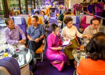 SEORANG pramugari Thai AIrways melayan pengunjung restoran berkonsep dalam pesawat di Bangkok , semalam. – AFP