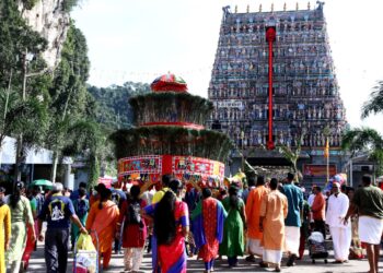 PENGANUT agama Hindu yang menghadiri sambutan perayaan Thaipusam di Kuil Sri Subramaniar di Gunung Cheroh di Ipoh hari ini. - UTUSAN/MUHAMAD NAZREEN SYAH MUSTHAFA