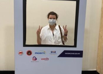 Strelkova Oksana bergambar kenangan selepas mendapatkan vaksin pertamanya di WTCKL, hari ini.