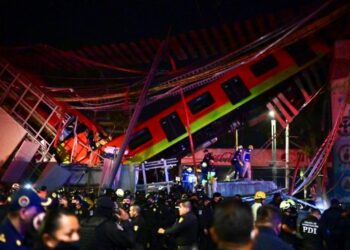 PASUKAN kecemasan melakukan operasi mencari serta menyelamat di lokasi kejadian. - AFP