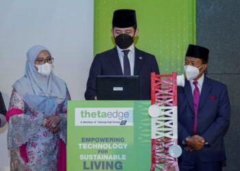 PEMANGKU Raja Pahang, Tengku Hassanal Ibrahim Alam Shah Ibni Al-Sultan Abdullah Ri'ayatuddin Al-Mustafa Billah Shah (tengah) berkenan melakukan gimik pelancaran #thetaCares di Ibu Pejabat Lembaga Tabung Haji, Kuala Lumpur. Turut sama, Nuraslina Zainal Abidin (kiri). - UTUSAN/FARIZ RUSADIO 