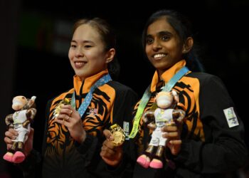 PEARLY Tan (kiri) dan M. Thinaah menjadi penyumbang pingat emas terakhir Malaysia di Birmingham.