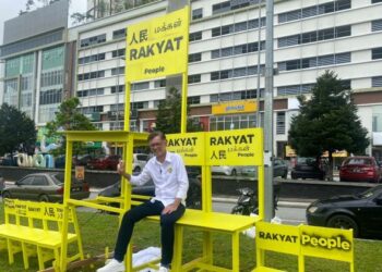 TIAN CHUA semasa majlis pelancaran arca 'kerusi rakyat' di hadapan Sky Awani Residence, Kuala Lumpur - UTUSAN/ARIF AIMAN ASROL