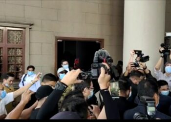 LIM Guan Eng tiba di Kompleks Mahkamah Kuala Lumpur untuk menghadapi pertuduhan  di bawah Seksyen 16 a (A) Akta SPRM 2009.