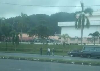 TANGKAP layar daripada video menunjukkan tiga lelaki bergaduh di hadapan PSMZA, Dungun, Terengganu, semalam. - MEDIA SOSIAL   