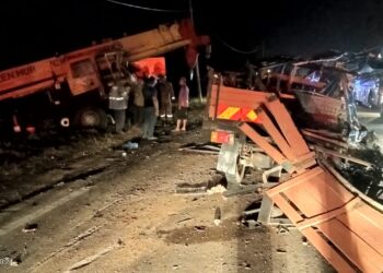 KEMALANGAN membabitkan sebuah lori dan kren hingga menyebabkan tiga maut dekat Kampung Sepakat, Kuala Rompin di Rompin, Pahang. - FOTO IHSAN JBPM PAHANG