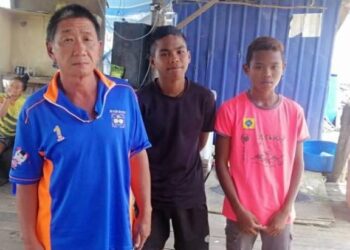 TIGA nelayan ditemukan selamat di daratan Pulau Tekong, Singapura selepas bot dinaiki mereka karam di perairan Pengerang, Johor Bahru semalam. - IHSAN MARITIM MALAYSIA