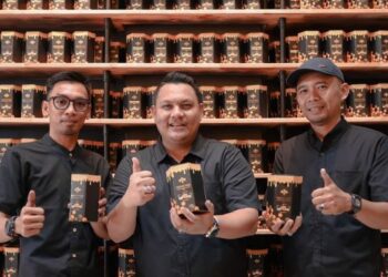 TIGA sahabat karib menunjukkan madu yang dihasilkan mereka.